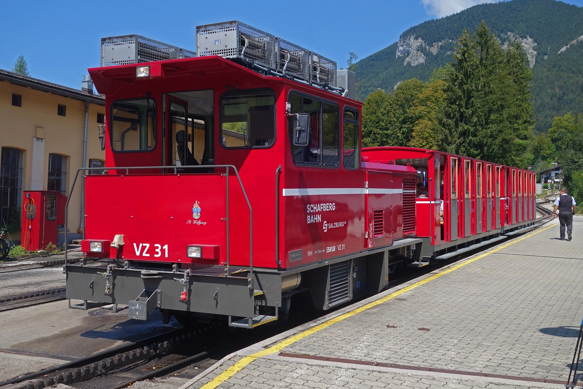 VZ31 wartet am 16.08.2018 in St.Wolfgang mit einem vollbesetzten Zug auf den Schafberg auf die Abfahrt.