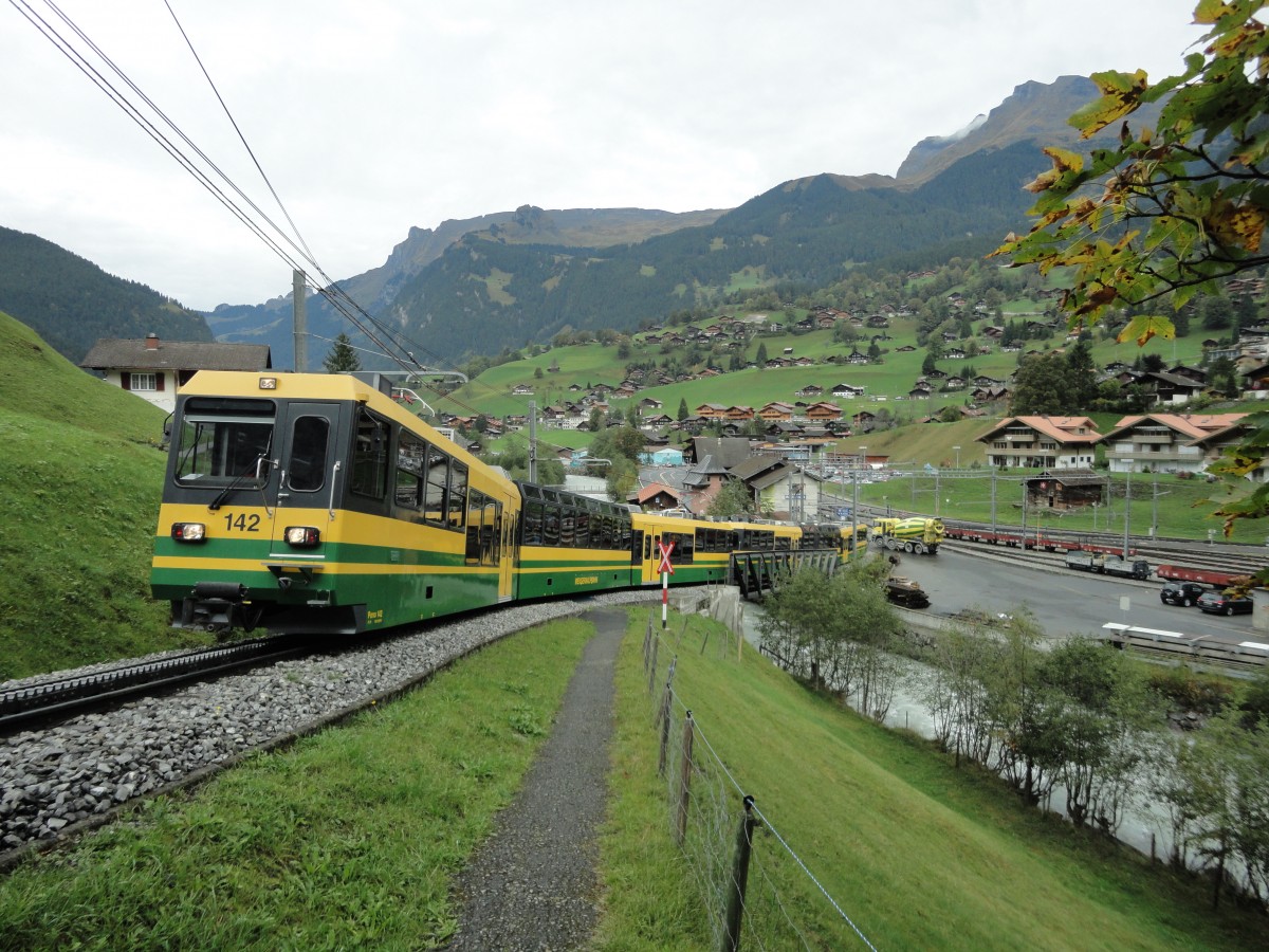 WAB Gelenk-TW 142 (BHe 4/8) Pano, Grindelwald einfahrend aus Richtung  Kleine Scheidegg  am 4.10.2013