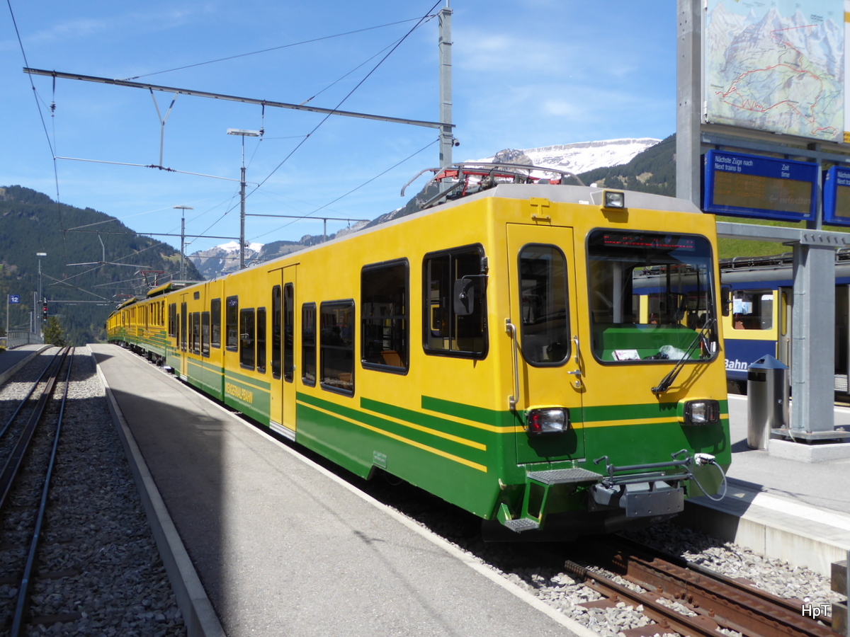 WAB - Steuerwagen Bt 253 mit 2 Triebwagen BDeh 4/8 im Bahnhof von Grindelwald am 06.05.2016