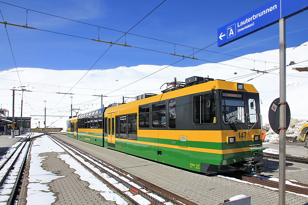WAB-Triebzug Pano Beh 4/8 Nr. 147 steht im Bahnhof der Kleinen Scheidegg bereit, 10. April 2016, 11:57