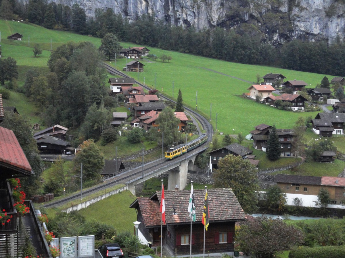WAB TW (Bdhe 4/4) mit 2 Bt´s,  von der Station  Kleine Scheidegg  kommend Lauterbrunnen passierend am 4.10.2013 
