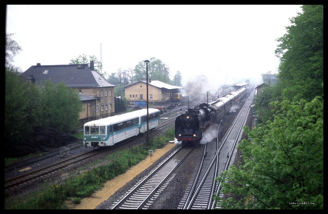 Während 03001 bei starkem Regen mit dem Roco Sonderzug nach Zittau durch den Bahnhof Arnsdorf donnert, erreicht links am 17.5.1996 um 17.59 Uhr 972505 aus Dürröhrsdorf den Bahnhof.