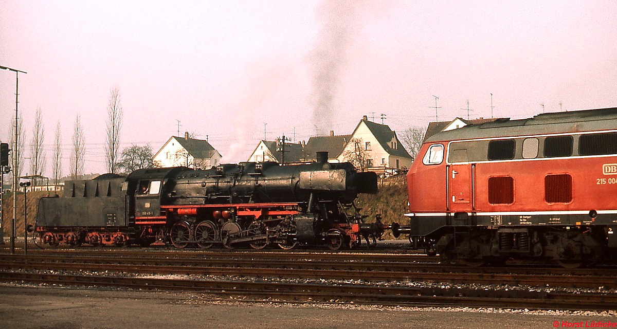 Während 050 419-1 auf die nächste Aufgabe wartet, fährt die Ablösung in Form von 215 004 ins Bild (Ehingen Anfang Dezember 1975). Kurz danach war es auch vorbei mit den planmäßigen Dampflokeinsätzen des Bw Ulm.