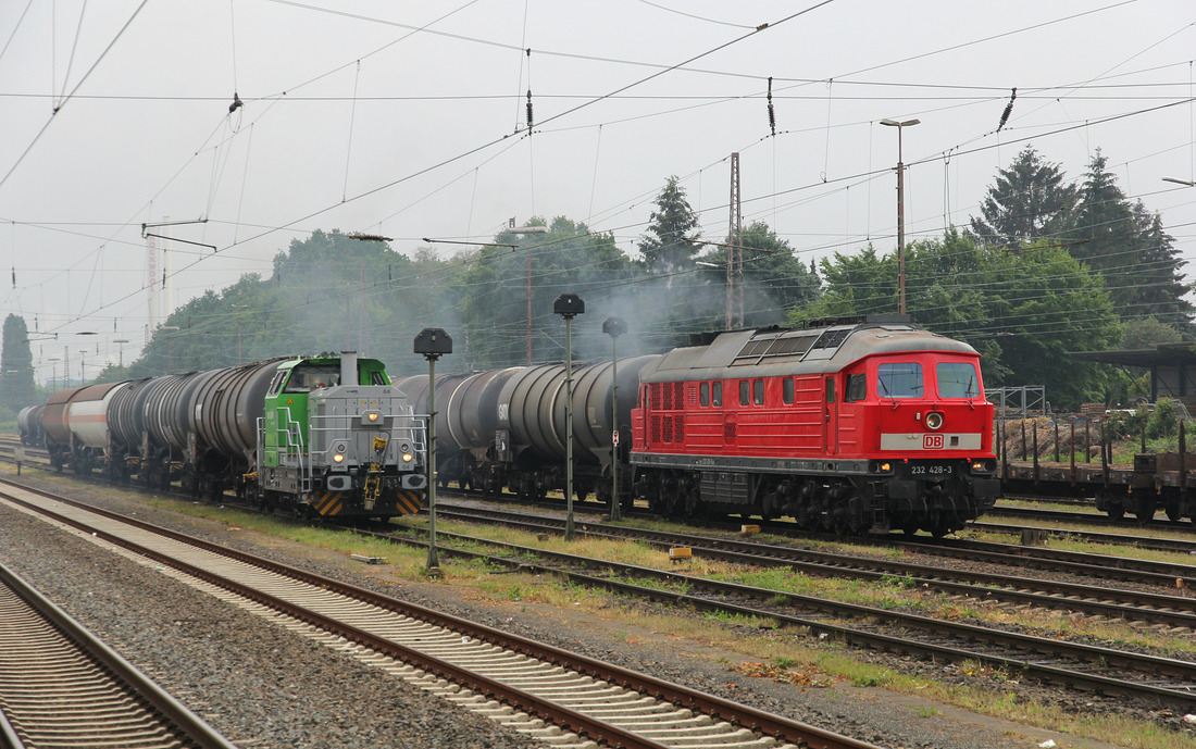 Während 0650 148 (leihweise für RBH im Einsatz) auf die Rückfahrt zur Raffinerie Scholven wartet,
verlässt DB Cargo 232 428 den Bahnhof Gladbeck West, vermutlich nach Marl CWH.
Aufnahmedatum: 1. Juni 2018