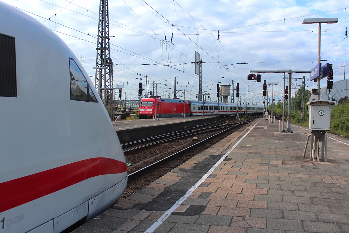 Während 101 025-5 mit einem IC Einfahrt in Hamburg-Altona hat, muss 401 054-2  Flensburg  warten bis er grün hat und abfahren kann. 02.07.2014