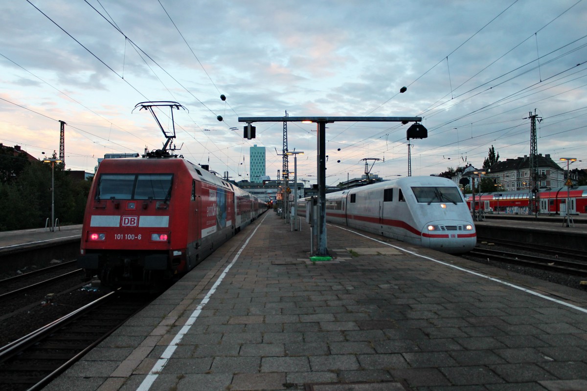 Während 101 100-6  Tessin exotisCH  am 12.08.2014 ihre Leergarnitur zum AZ 1379 (Hamburg Altona - Lörrach) in den Bahnhof von Hamburg Altona rangiert hat, fuhr 401 554-1  Flensburg  aus dem Bahnhof gen Süden aus.