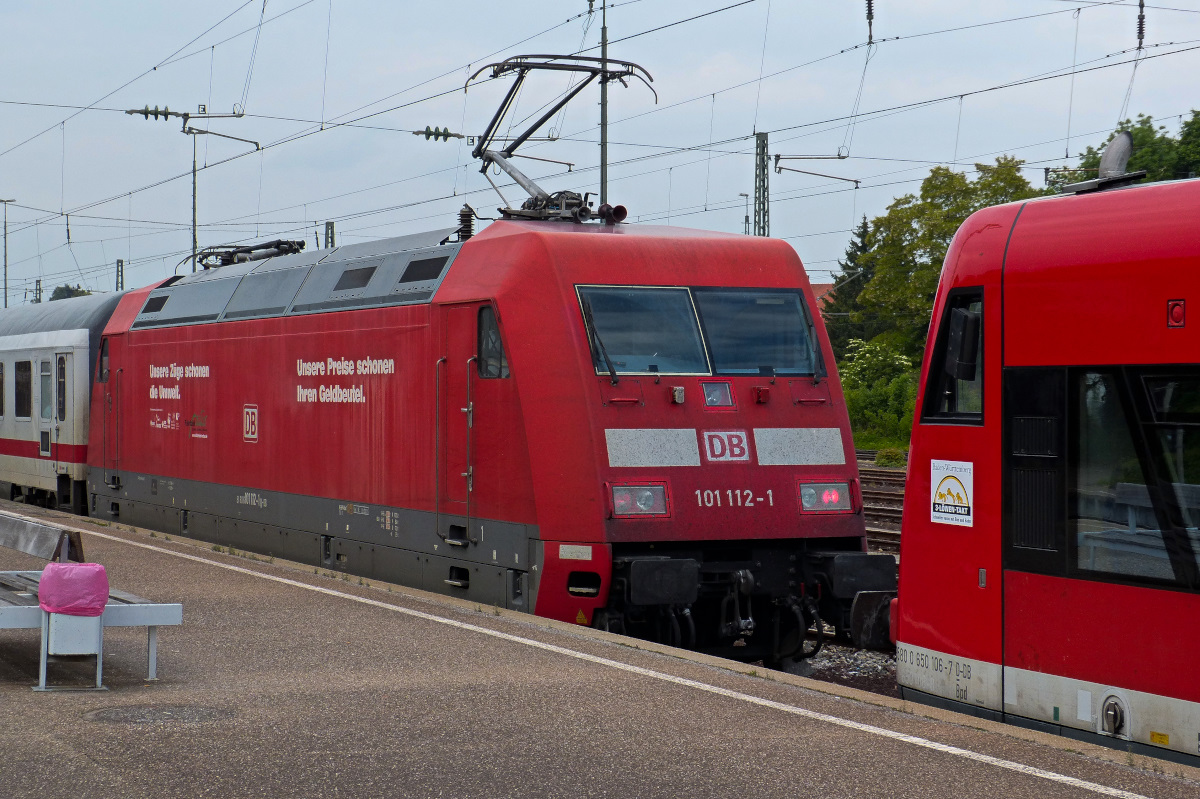 Während 101 112-1 ihren IC langsam anschob zur Weierfahrt, fuhr 650 106-7 langsam hinterher zum Anhalten. Crailsheim 29.05.2015
