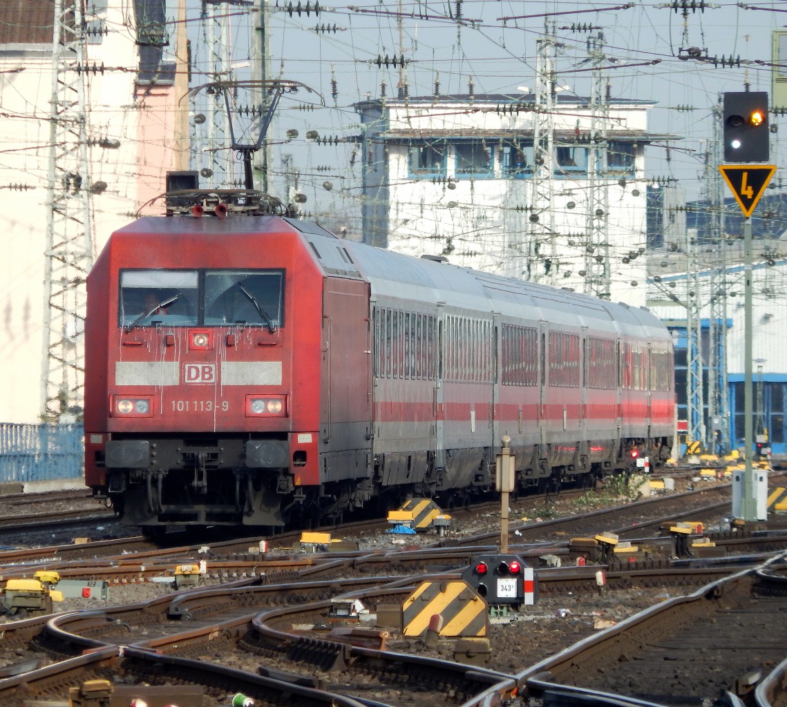 Während 101 113 mit ihrem IC auf Fahrt wartet nutzt der Tf die Zeit um freie Sicht zu schaffen.

Köln 28.03.2015