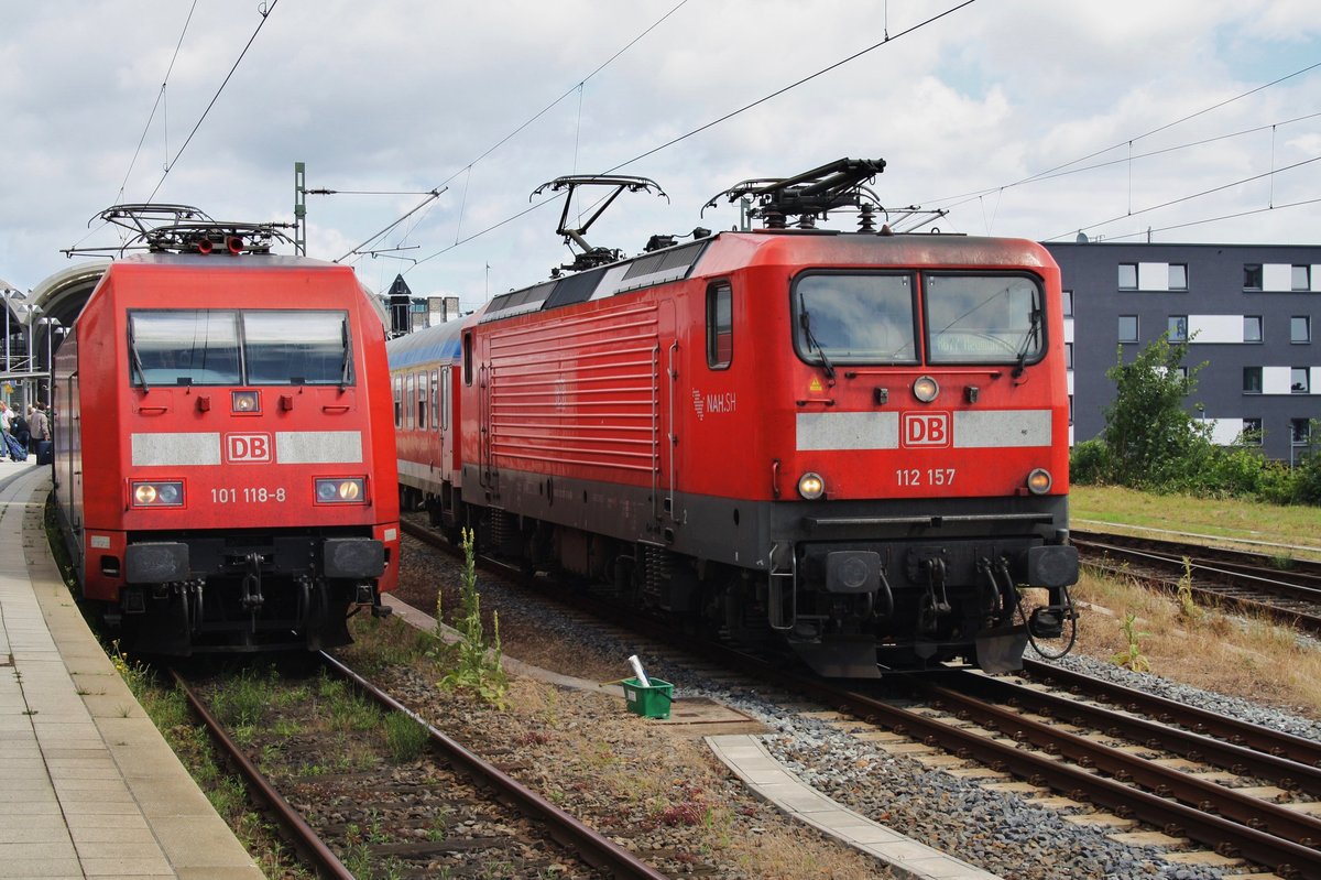 Während 101 118-8 mit dem IC2229 nach Nürnberg Hauptbahnhof auf Abfahrt wartet, verlässt 112 157 zusammen mit der RB77 (RB21119) nach Neumünster den Kieler Hauptbahnhof. (6.7.216)