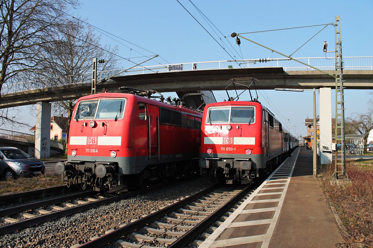 Während die 111 050-1 mit einer RB (Neuenburg (Baden) - Offenburg) am 13.03.2015 einen Zwischenhalt in Orschweier einlegt, fährt die 111 064 mit dem Gegenzug als RB (Offenburg - Basel Bad Bf) schon aus dem Bahnhof in Richtung Süden.