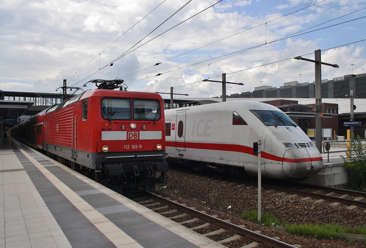 Während 112 102-9 mit dem RE5 (RE4360) von Elsterwerda nach Rostock Hauptbahnhof am 31.7.2016 Berlin Gesundbrunnen verlässt, wartet 808 036-8  Jüterbog  als ICE847 von Düsseldorf Hauptbahnhof mit 808 009-5  Riesa  als ICE857 von Köln Hauptbahnhof nach Berlin Gesundbrunnen auf Ausfahrt ins BW Rummelsburg.