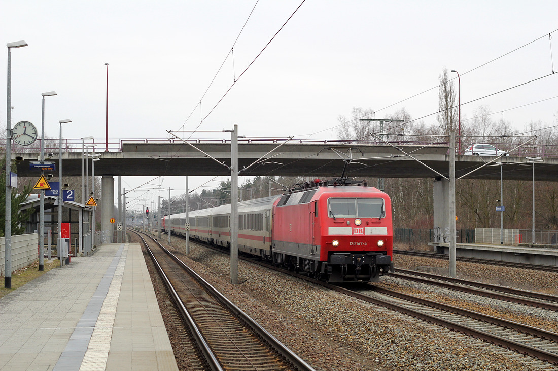 Während 120 147 sich an der Zugspitze dieses InterCity befindet, ist am Zugschluss 120 113 tätig.
Fotografiert am 21. Februar 2017 in Ludwigsfelde, vom Bahnsteig der Station Birkengrund.