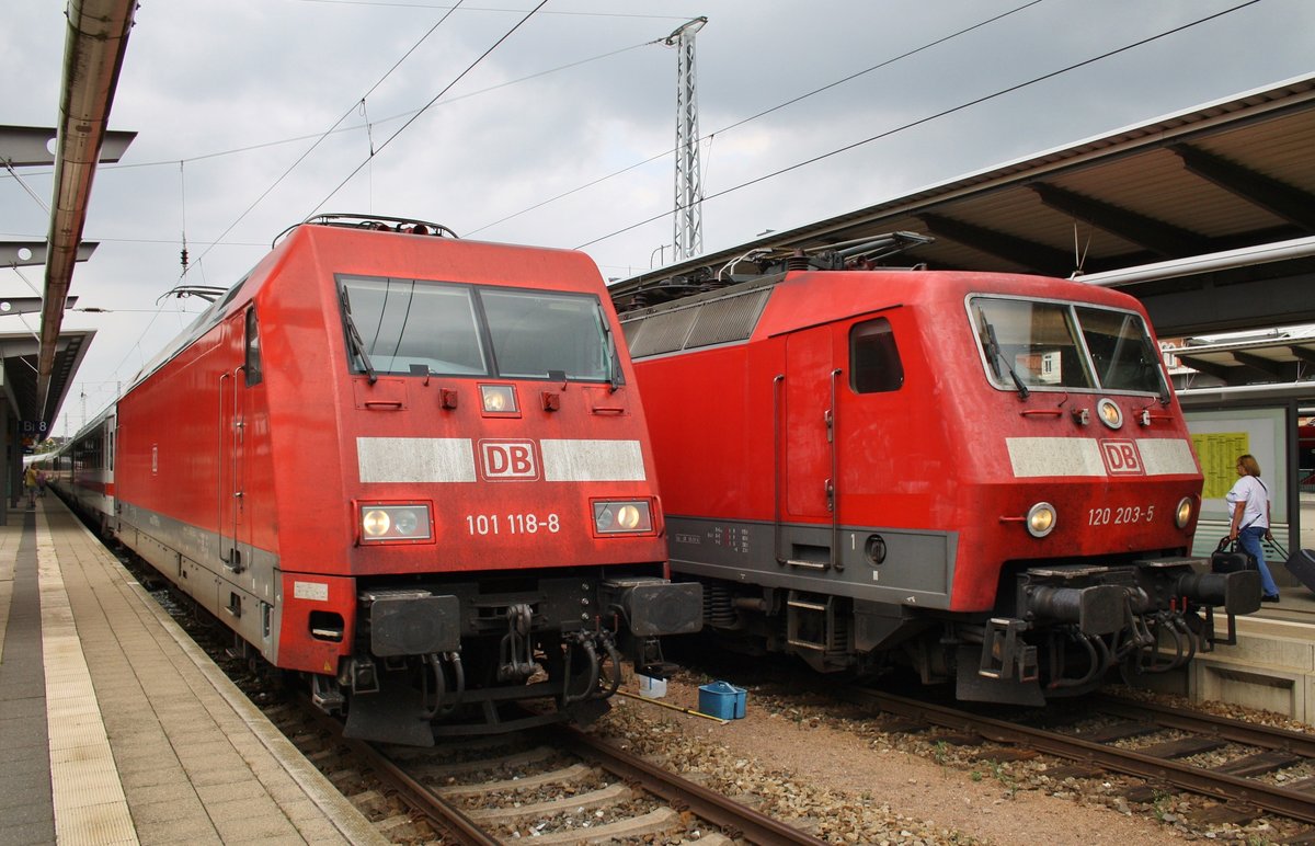 Während 120 203-5 mit dem RE1 (RE4310)  Hanse-Express  nach Hamburg Hauptbahnhof auf Abfahrt wartet, verlässt 101 118-8 zusammen mit dem IC2405 von Stralsund Hauptbahnhof nach Köln Hauptbahnhof den Rostocker Hauptbahnhof. (3.9.2016)
