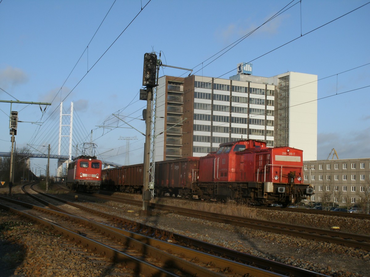 Whrend 139 314 wartete stellte 298 318 die Wagen aus dem Hafen fr die 139er,am 13.November 2013,in Stralsund Rgendamm bereit.