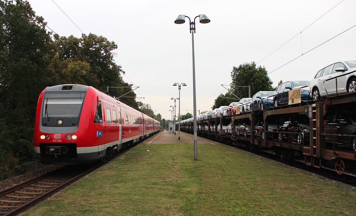 Während 140 037-1 (ex. 140 831-9) mit dem Autozug am 18.09.2014 durch Zwickau-Pölbitz eilt kommt aus der Gegenrichtung 612 562 und ein weiterer 612 mit dem RE 3457 nach Dresden Hbf gefahren.