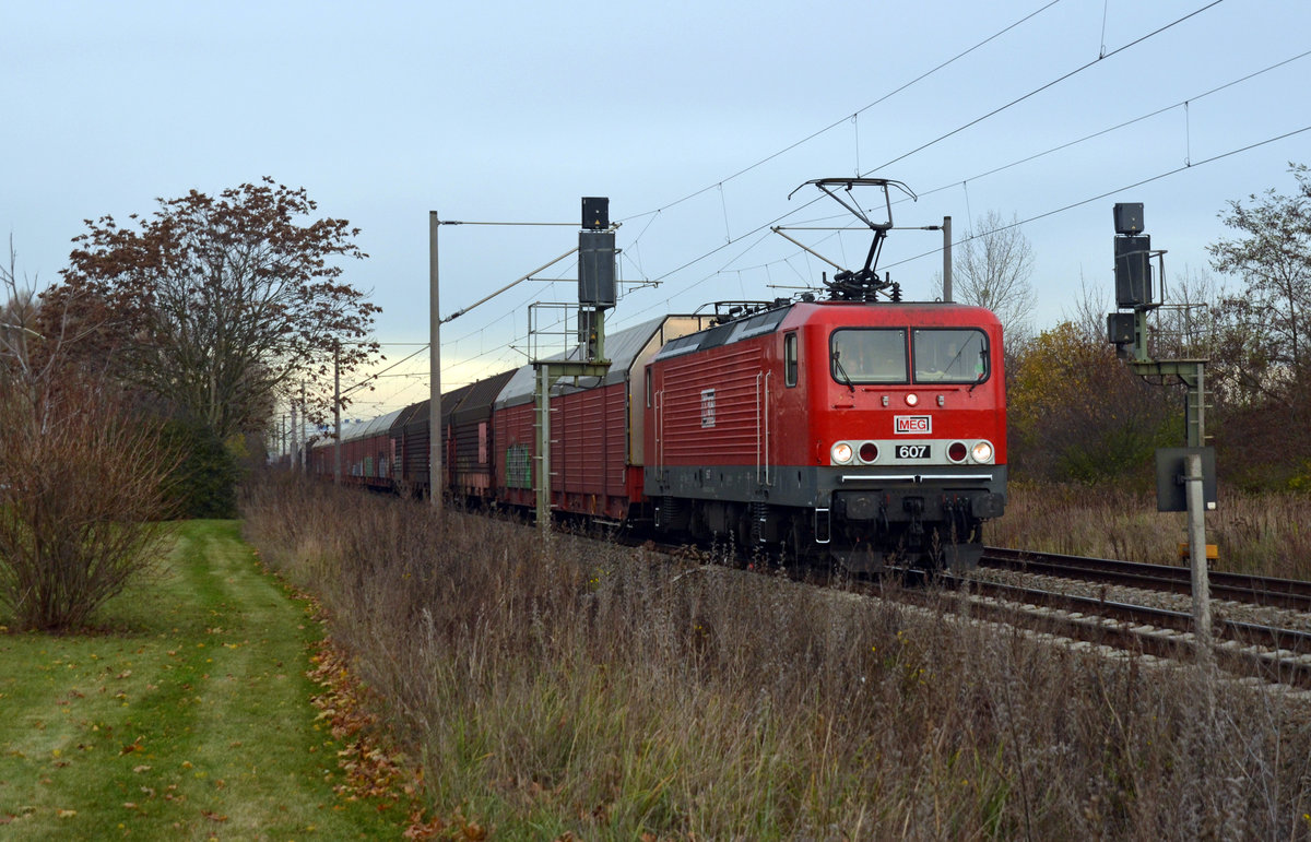 Während 143 310 der MEG mit ihrem Autozug am 22.11.16 Richtung Bitterfeld unterwegs war fuhr in Bitterfeld ein ICE ohne vorgesehenen Halt Richtung Leipzig durch. Da der ICE wieder zurück nach Bitterfeld fuhr um dort seinen vorgesehenen Halt einzulegen musste der Güterverkehr in Greppin warten. Nach 20 Minuten konnte auch der MEG-Autozug seine Fahrt fortsetzen. Dahinter hatten sich schon mehrere Züge aufgestaut.