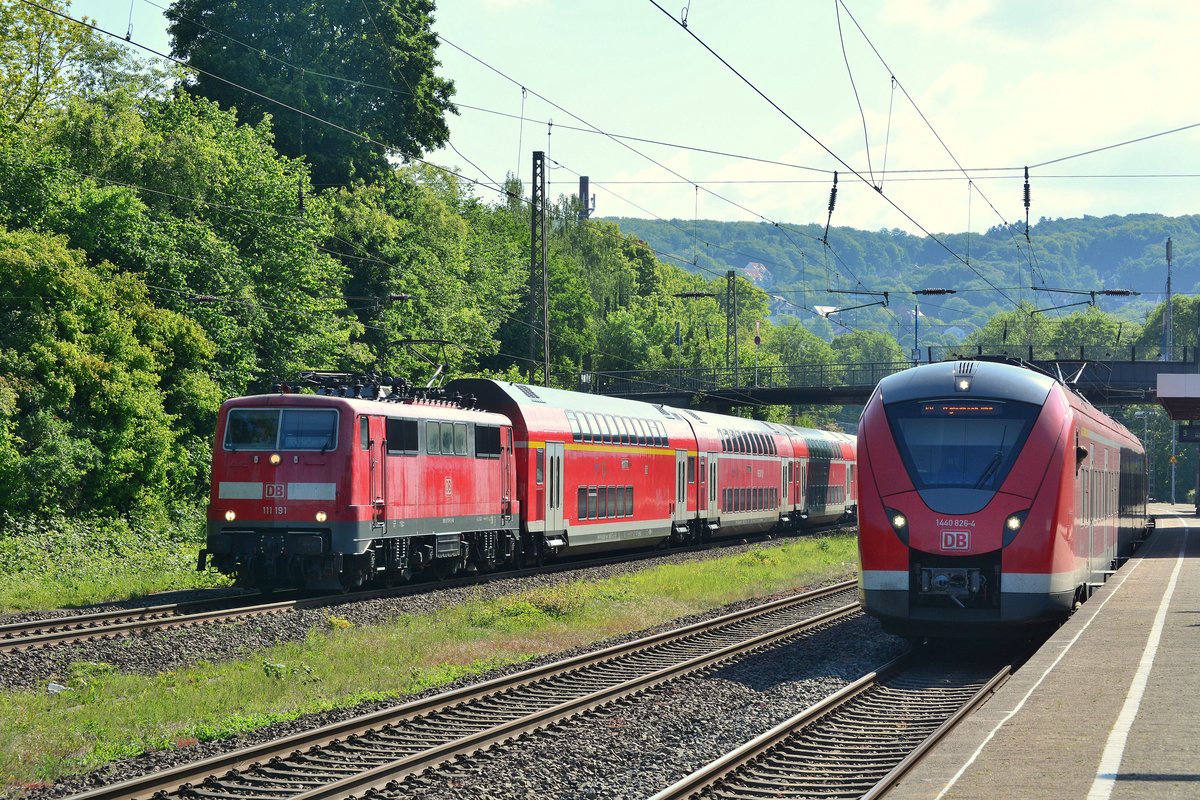 Während 1440 826-4 noch am Bahnsteig steht rauscht 111 191 mit ihrem RE4 durch Sonnborn in Richtung Düsseldorf.

Wuppertal Sonnborn 16.05.2020