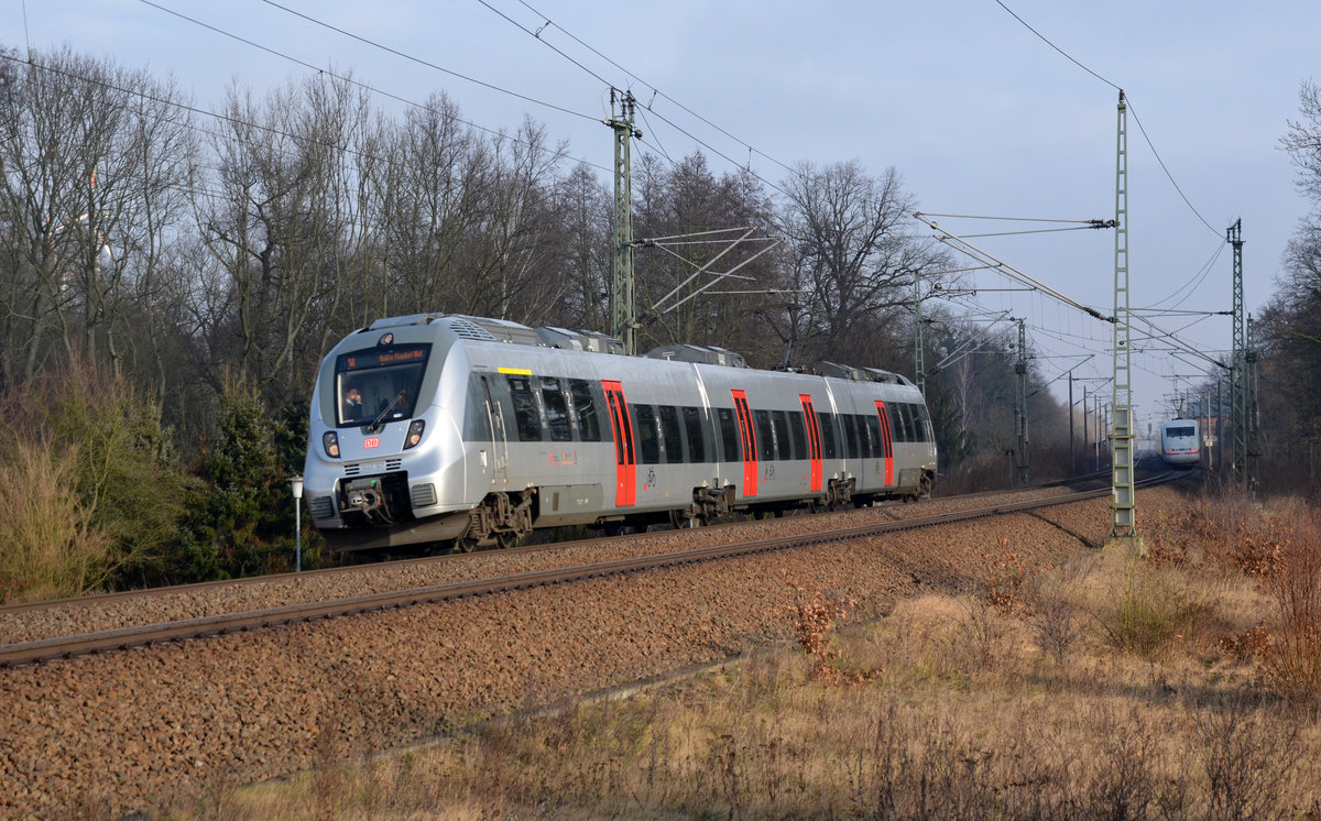 Während 1442 167 bereits den Haltepunkt Burgkemnitz verlassen hatte musste der als ICE 802 verkehrende 401er im Hintergrund auf die Weiterfahrt warten. Fotografiert am 21.01.18.