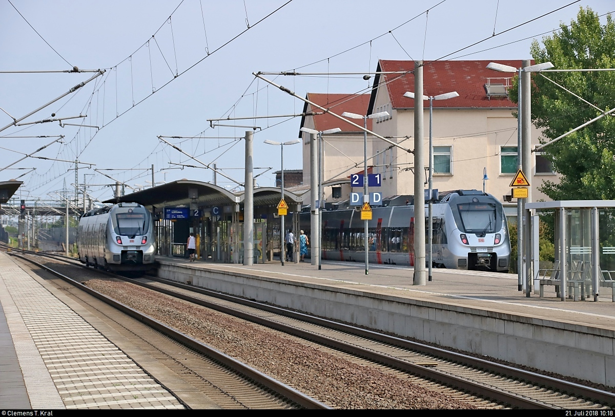 Während 1442 678 (Bombardier Talent 2) der S-Bahn Mitteldeutschland (MDSB II | DB Regio Südost) als S 37826 (S8) von Halle(Saale)Hbf nach Lutherstadt Wittenberg Hbf im Bahnhof Bitterfeld auf Gleis 2 steht, erreicht 1442 809 als S 37228 (S2) von Leipzig-Stötteritz nach Dessau Hbf Gleis 1.
Nur für einen kurzen Moment bot sich die Lücke zwischen den beiden Laternenmasten für eine Aufnahme dieses Zusammentreffens an.
[21.7.2018 | 10:18 Uhr]