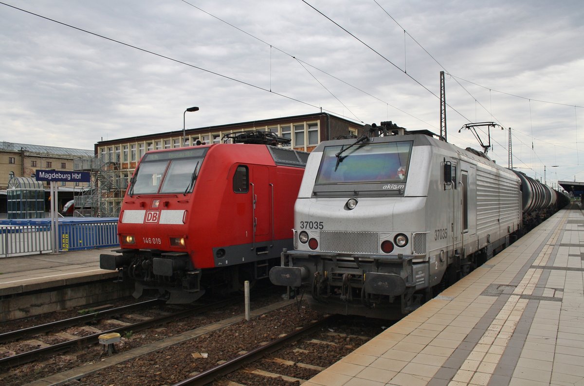 Während 146 019 mit dem RE14 (RE17739) von Magdeburg Hauptbahnhof nach Dessau Hauptbahnhof auf Abfahrt wartet, durchfährt 37035 mit einem Kesselwagenzug am 1.8.2016 den Magdeburger Hauptbahnhof in Richtung Osten.