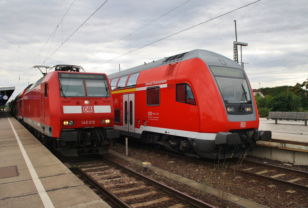 Während 146 019 mit dem RE14 (RE17739) von Magdeburg Hauptbahnhof nach Dessau Hauptbahnhof auf Ausfahrt wartet, verlässt die RB40 (RB17927) von Braunschweig Hauptbahnhof nach Burg(Magdeburg) geschoben von 146 008 den Magdeburger Hauptbahnhof. (1.8.2016)