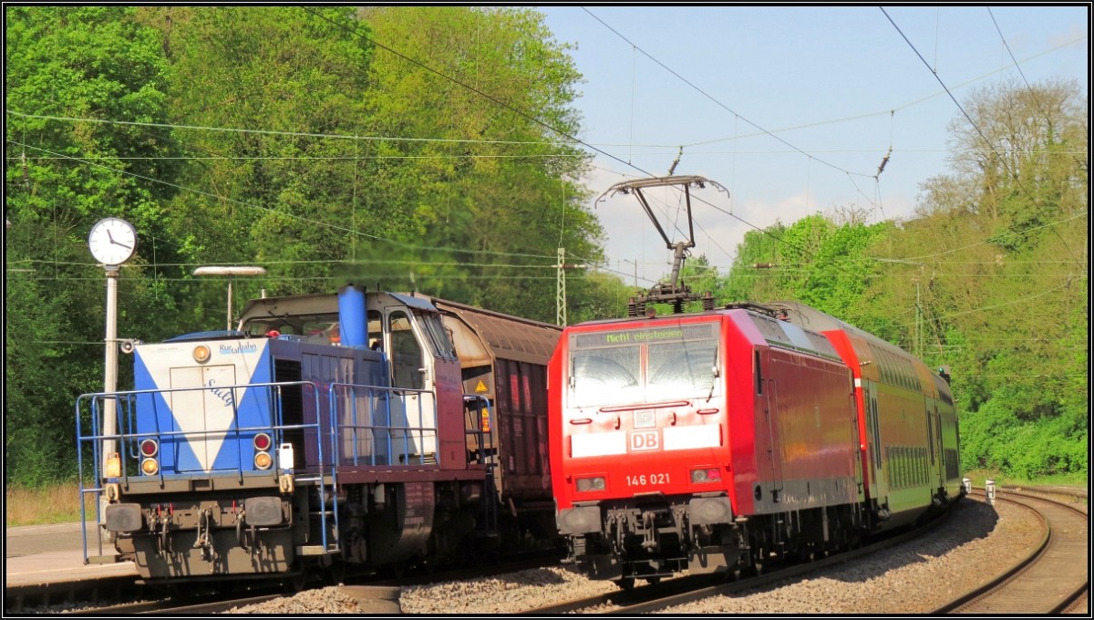 Während die 146 021 mit ihren Dostos das Motiv zugefahren hat,schaut im rechten Moment die Sally der Rurtalbahn (Mak 1002) wieder hervor. Stimmungsbild am Bahnhof Eschweiler vom 05.Mai 2015.