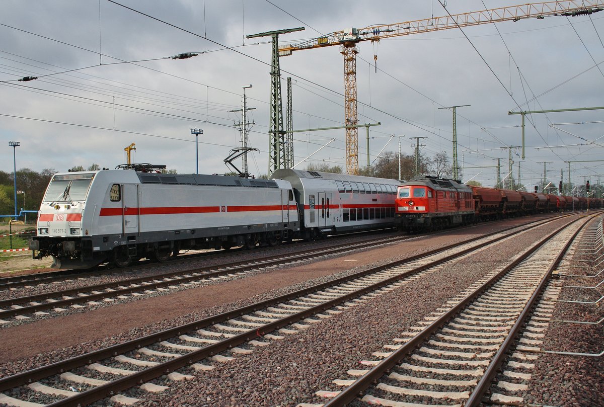 Während 146 557-2 mit dem IC1949 von Hannover Hauptbahnhof nach Leipzig Hauptbahnhof den Magdeburger Hauptbahnhof verlässt, durchfährt 233 511-5 diesen mit einem Schüttgutwagenzug. (7.4.2017)