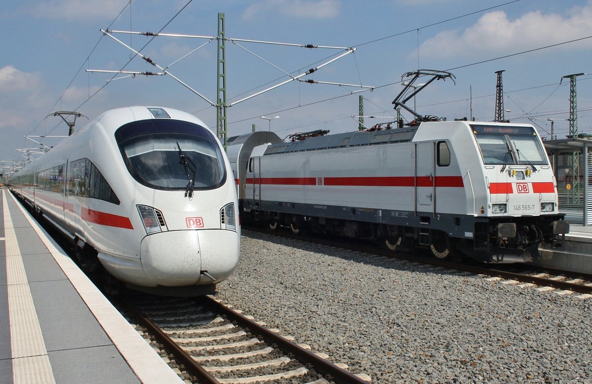 Während 146 565-7 am 13.5.2017 mit dem IC2443 von Köln Hauptbahnhof nach Dresden Hauptbahnhof den Leipziger Hauptbahnhof verlässt, wartet 415 501-6  Eisenach  als Leerzug auf Ausfahrt in die Abstellung. 