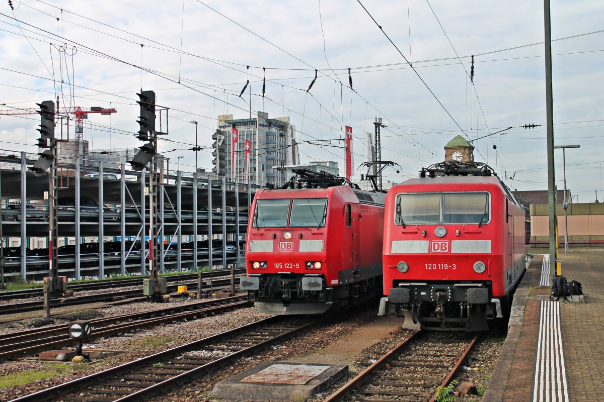 Während 185 122-9 auf die Weiterfahrt mit ihrem gemischten Güterzug in Richtung Rangierbahnhof wartet, steht neben ihr auf einem Stumpfgleis in Basel Bad Bf die Münchner 120 119-3 und wartet auf ihren nächsten Einsatz.
