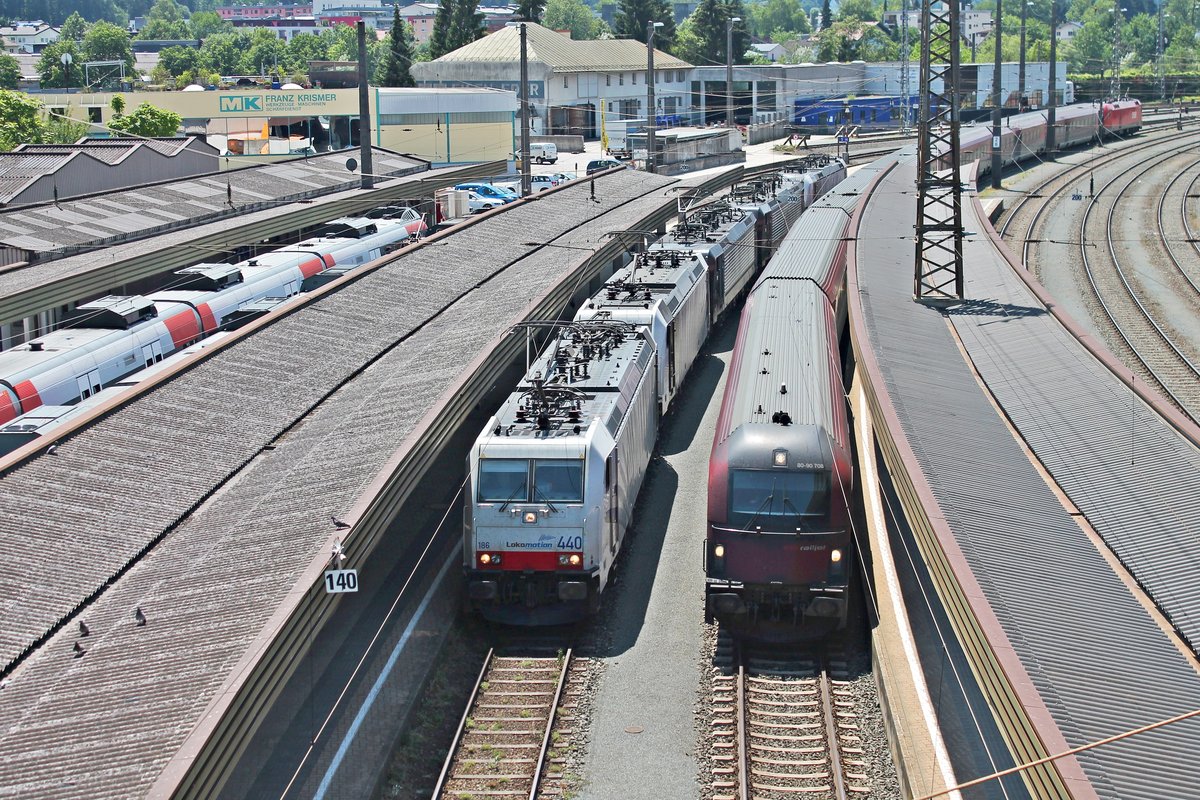 Während 186 440 und 185 662-4 mit ihrem Lokzug noch am Bahnsteig stehen, fuhr am 02.07.2018 der RailJet-Steuerwagen 80-90 708 zusammen mit der Schublok 1116 039 als RJ (Bregenz - Wien Flughafen) durch den Bahnhof von Kufstein in Richtung Rosenheim.
