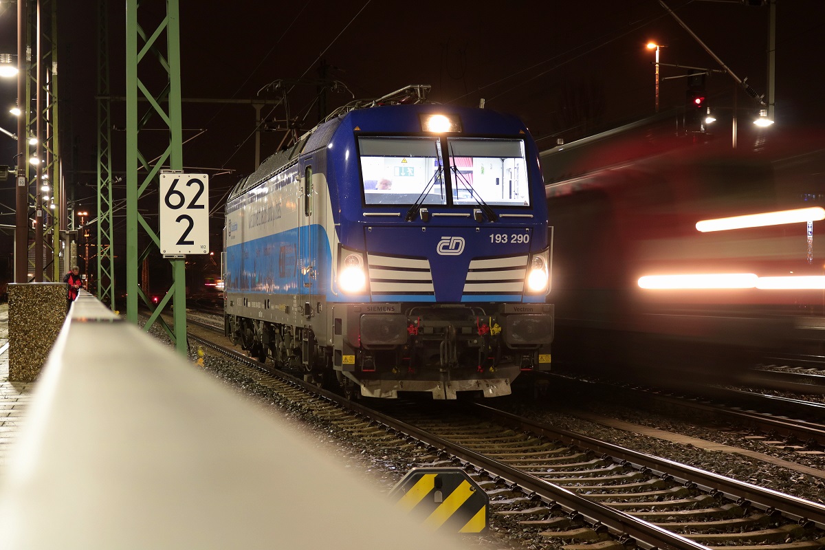 Während 193 290 (Siemens Vectron) der České dráhy zum Ankuppeln an EC 177 (Linie 27) von Hamburg-Altona nach Praha hl.n. in Dresden Hbf bereit ist, fährt die zuvor abgekuppelte 120 neben ihr in die Abstellung. [16.12.2017 | 17:12 Uhr]