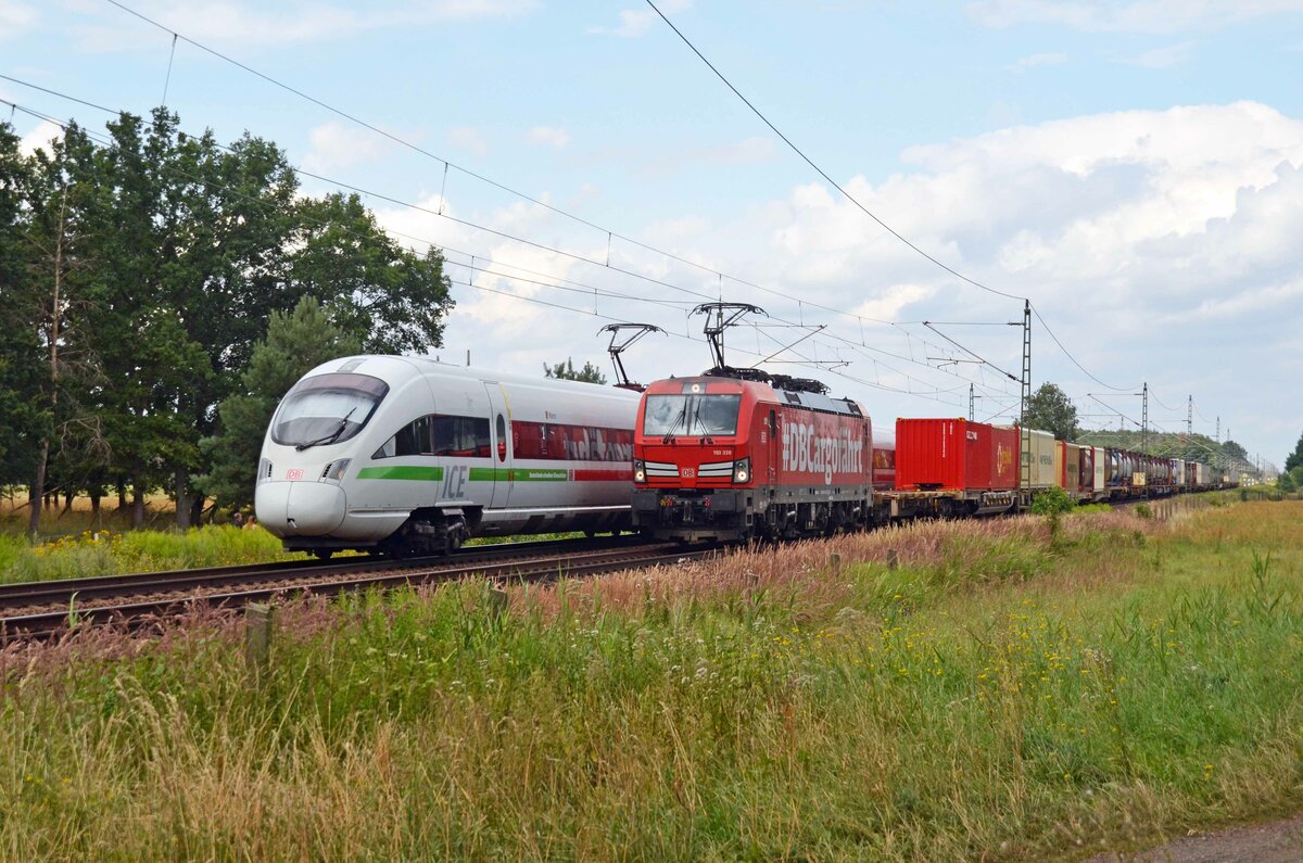 Während 193 338 am 01.08.21 in Radis auf dem Gegengleis warten musste rollte ein ICE der Reihe 411 als ICE 1707 Richtung Halle(S).