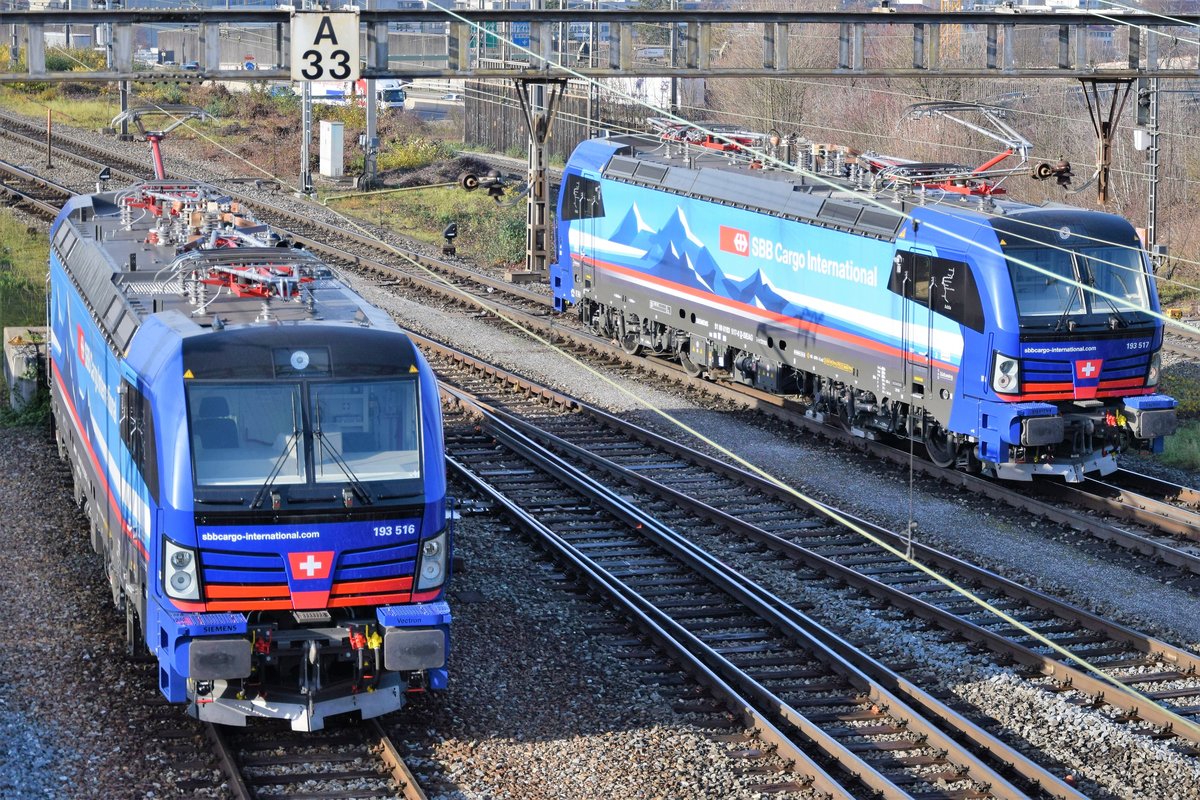 Während 193 516  Aare  von SBB Cargo International in Basel RB noch auf einen neuen Auftrag wartet, macht sich 193 517  Adda  auf, einen Zug in Richtung Deutschland zu übernehmen, aufgenommen am 18.12.2019.