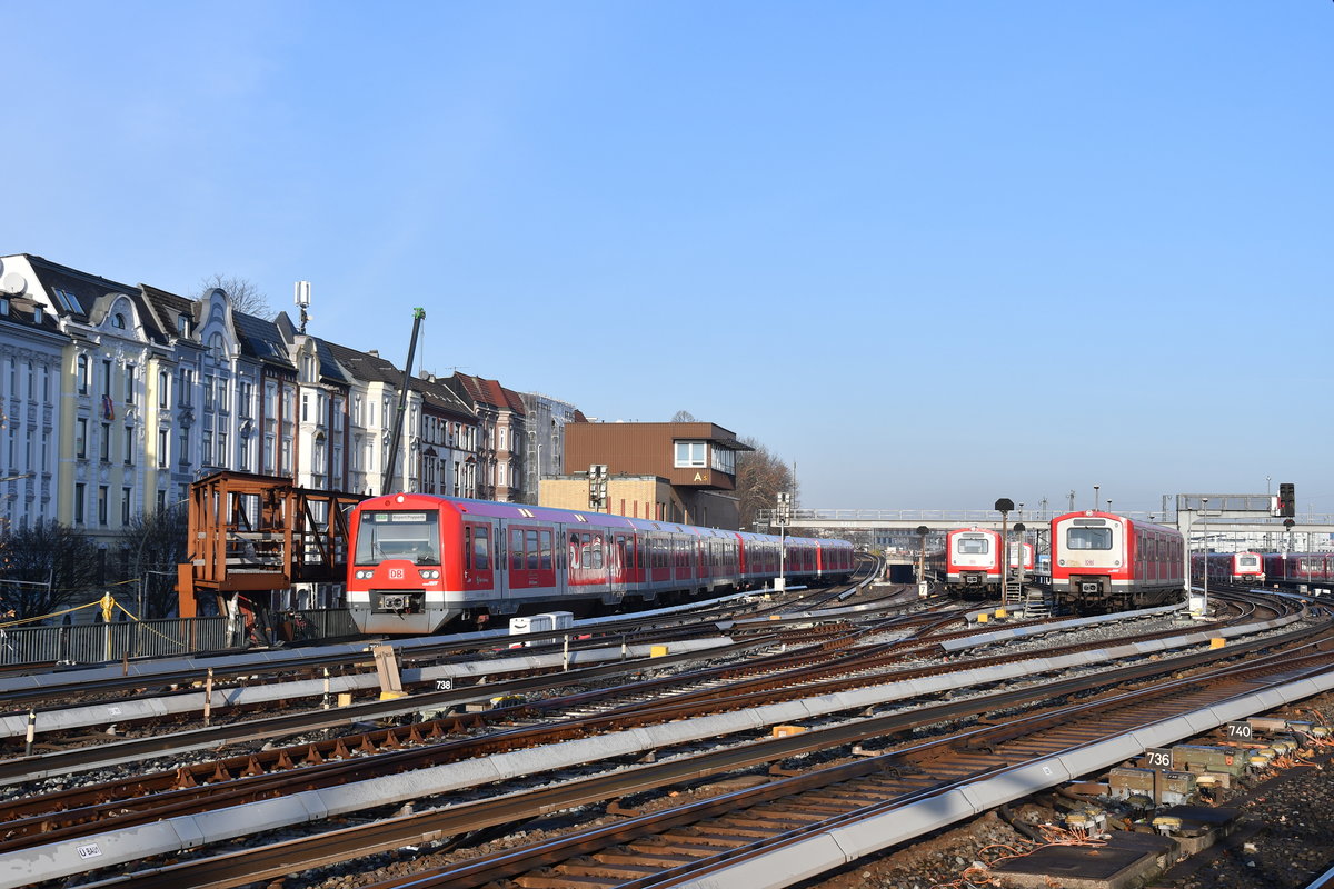 Während die 2 474er auf der S1 (Wedel-Airport/Poppenbüttel) gleich in den S-Bahnhof Altona einfahren, warten in der Abstellanlage mehrere 472 auf die nächsten Aufgaben. 05.12.2018  