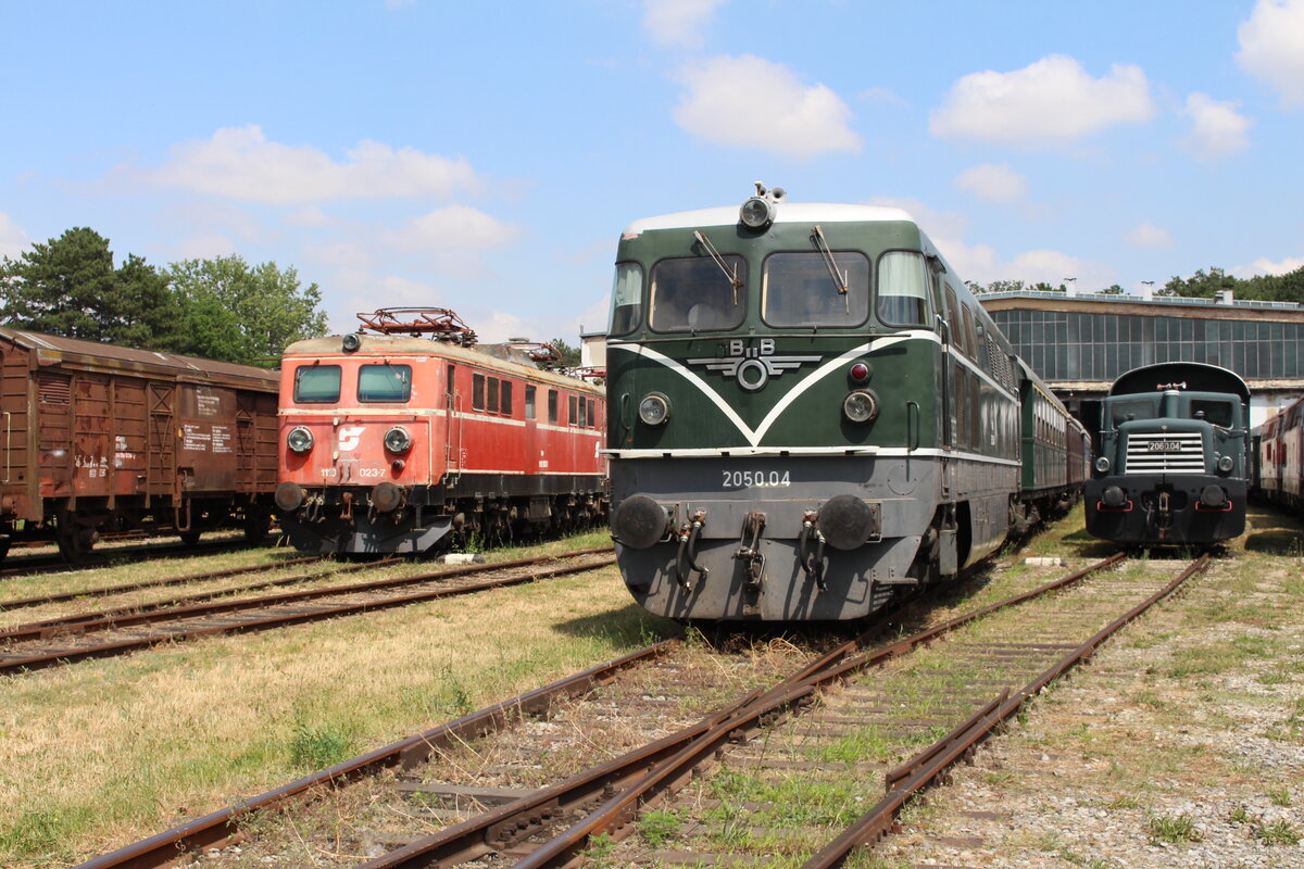 Während die 2050.04 am 12.7.2021 mit einigen Verschubtätigkeiten im Eisenbahnmuseum Strasshof beschäftigt ist, warten links unter anderem die 2060.04 und rechts die 1110 023 in der Sonne auf ihr weiteres Schicksal.