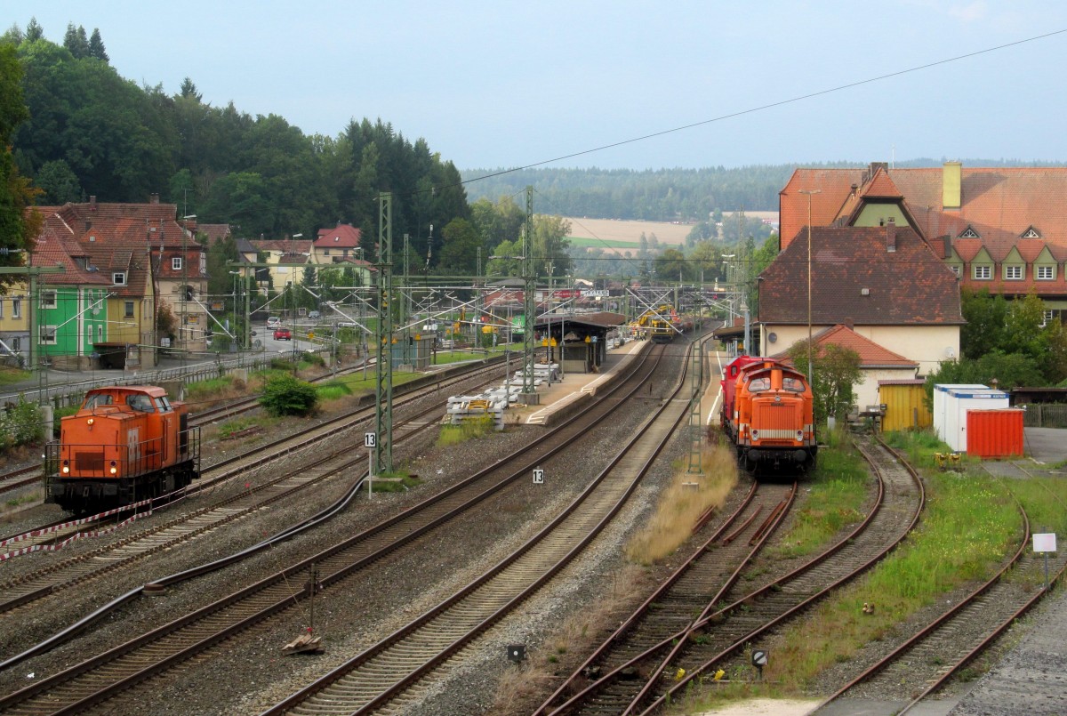 Während 212 358-6 und 212 095-4 von Locon in der Kronacher Abstellanlage Süd auf ihren nächsten Einsatz warten, rangiert eine Ost V100 der BBL Logistik am 05. September 2014 über Gleis 4.