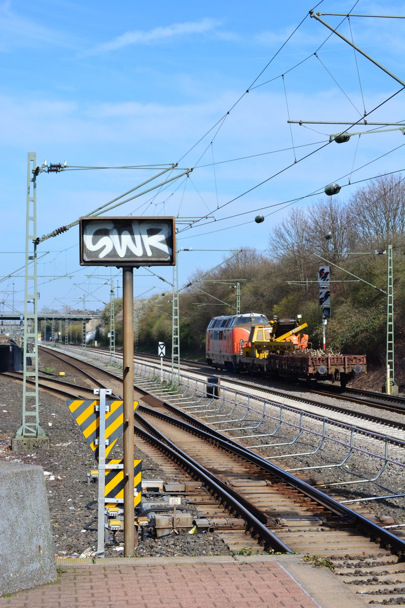 Während 221 134 weiterhin das Kleineisen einsammelt konnte ich diesen Anzeiger ablichten. Leider ist es mir ein Rätsel was er anzeigte oder wofür er war.

Düsseldorf 25.03.2017