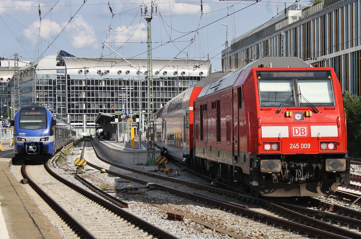 Während 245 009 am 15.8.2017 die RB27046 von Mühldorf(Oberbay) in den Münchener Hauptbahnhof schiebt, wartet 1430 522-1 als M79033 von München Hauptbahnhof nach Salzburg Hauptbahnhof auf Abfahrt.