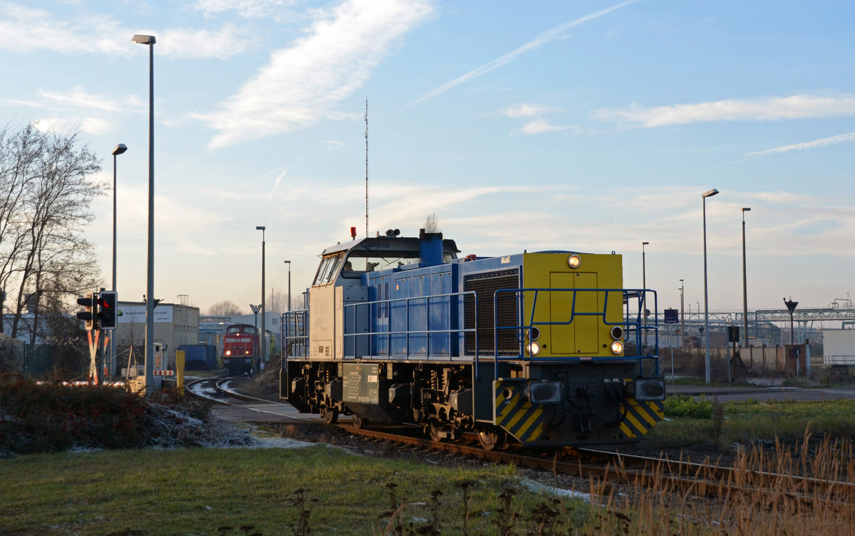 Während 275 102 der Captrain am 04.12.16 den im Chemiepark Bitterfeld gelegenen Sitz der Regiobahn Bitterfeld verlässt wartet im Hintergrund bereits 106 004 mit zwei weiteren Loks auf die Ausfahrt.