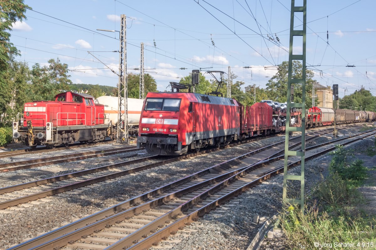 Während 294 902 mit ihrer Übergabe in Gleis 1 rangierte, fuhr 152 160 mit ihrem Güterzug nach Würzburg durch den Bahnhof Marktbreit. (Blick nach Osten am 4.9.15.) 