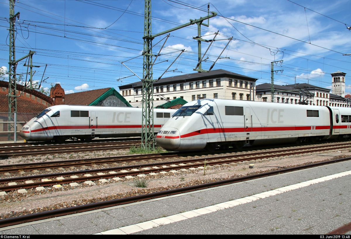 Während 401 069-0 (Tz 169  Worms ) im Hintergrund in Erfurt Hbf vorübergehend abgestellt ist, verlässt 401 057-5 (Tz 157  Landshut ) als ICE 599 (Linie 11) von Hamburg-Altona nach München Hbf den ICE-Knoten auf Gleis 2.
[3.6.2019 | 13:48 Uhr]