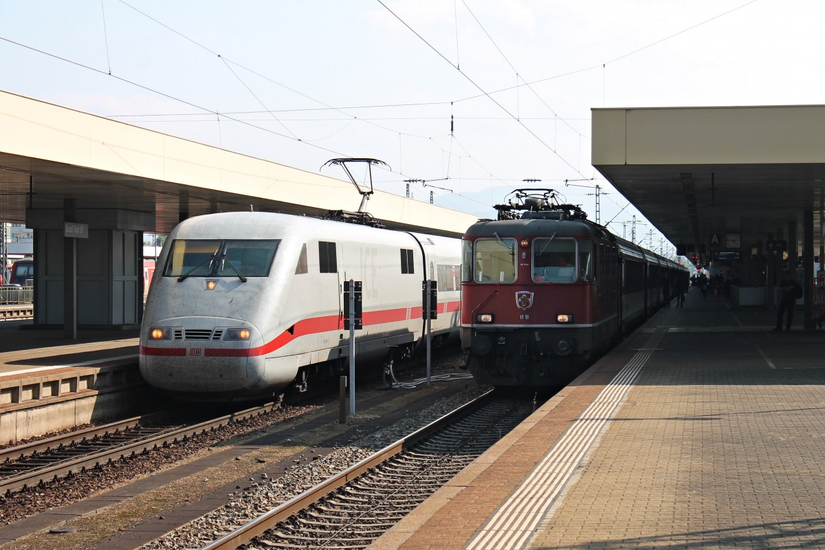 Während 401 586-3 auf Gleis 4 am 04.10.2014 auf seine Ausfahrt wartet, stand auf Gleis 3 in Basel Bad Bf die Re 4/4 11111 mit dem EC 6 (Chur HB/Zürich HB - Hamburg Altona), die zum Zeitpunkt dieser Aufnahme schon vom Wagenpark abgekuppelt wird um danach auf ein Abstellgleis zu fahren und das eine 101 034-7 den EuroCity bis zum Ziel übernehmen kann.