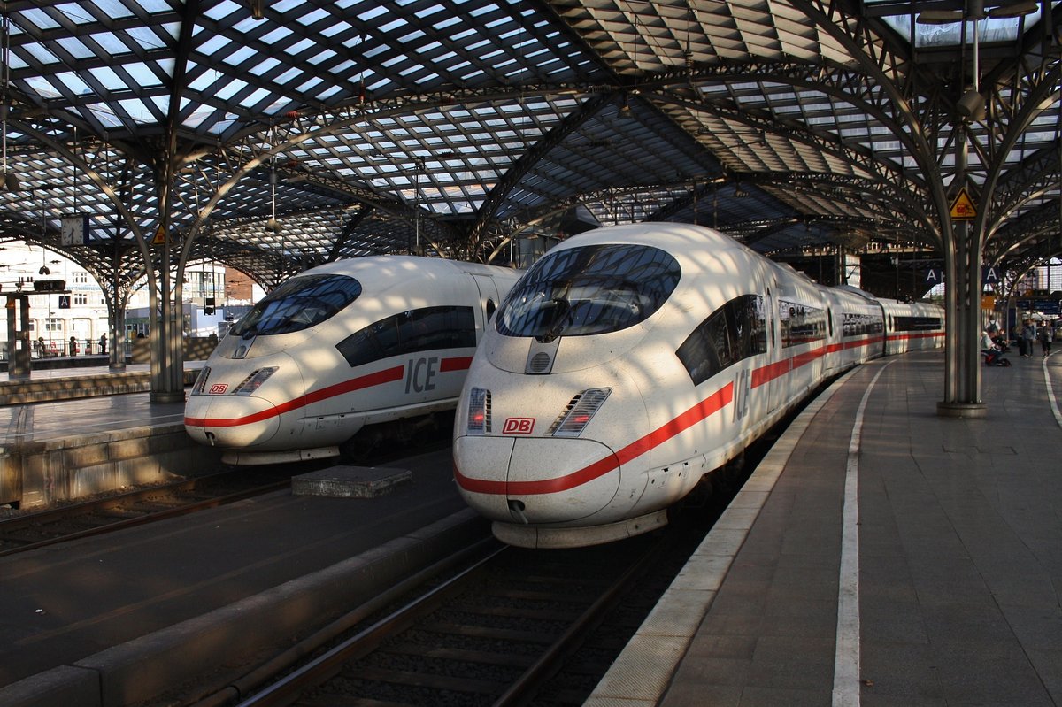 Während 403 537-2  Stuttgart  als ICE618 von München Hauptbahnhof nach Essen Hauptbahnhof (links im Bild) am Morgen des 5.7.2017 im Kölner Hauptbahnhof auf Abfahrt wartet, fährt 403 003-7  Dortmund  als ICE813 von Dortmund Hauptbahnhof nach Frankfurt(Main) Hauptbahnhof ein.