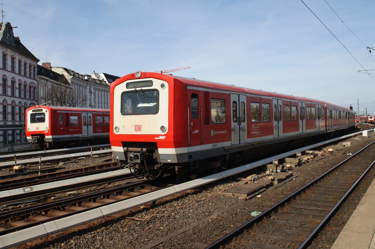 Während 472 562-8 Hamburg-Altona als S21 von Aumühle nach Hamburg-Elbgaustraße verlässt, fährt 472 053-8 als S21 von Hamburg-Elbgaustraße nach Aumühle in den Bahnhof ein.