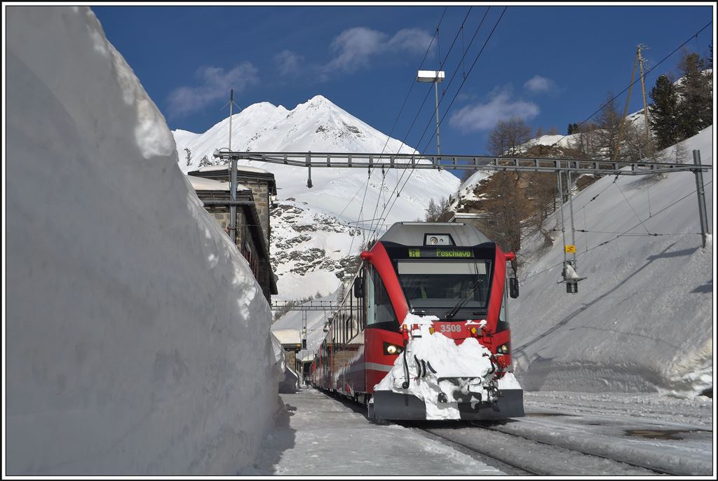 Während der 5-minütigen Kaffeepause des Zugpersonals bleibt auf der Alp Grüm Zeit für ein Paar Fotos. ABe 8/12 mit R1621 und dem Sassal Mason im Hintergrund. (21.02.2014)