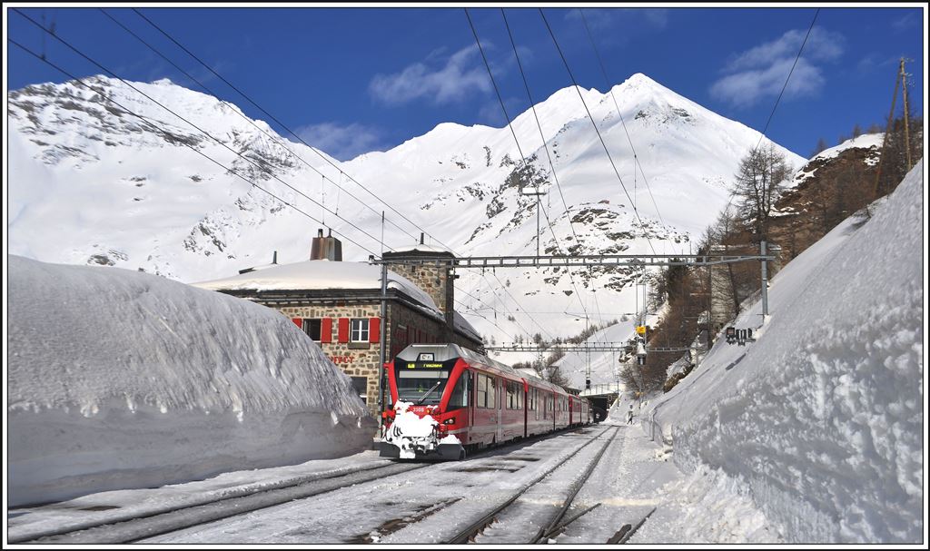Während der 5-minütigen Kaffeepause des Zugpersonals bleibt auf der Alp Grüm Zeit für ein Paar Fotos. ABe 8/12 mit R1621 und dem Sassal Mason im Hintergrund. (21.02.2014)