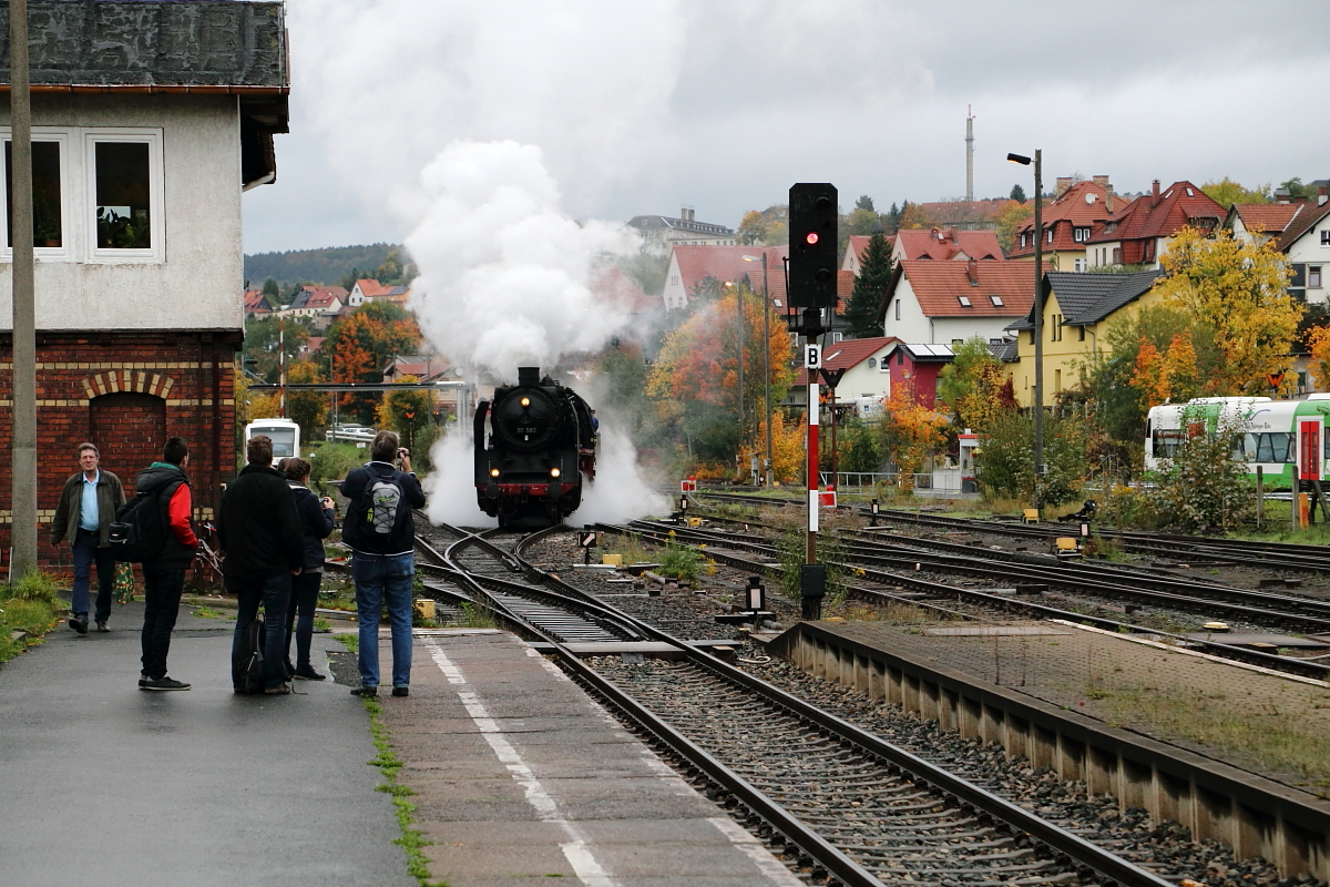 Während 50 380 am 07.10.2017 nach ihrer Umsetzfahrt im Bahnhof Meiningen sich ihrem Sonderzug zur Übernahme nähert, wartet bereits das  fotografische Empfangskomitee! ;-)
