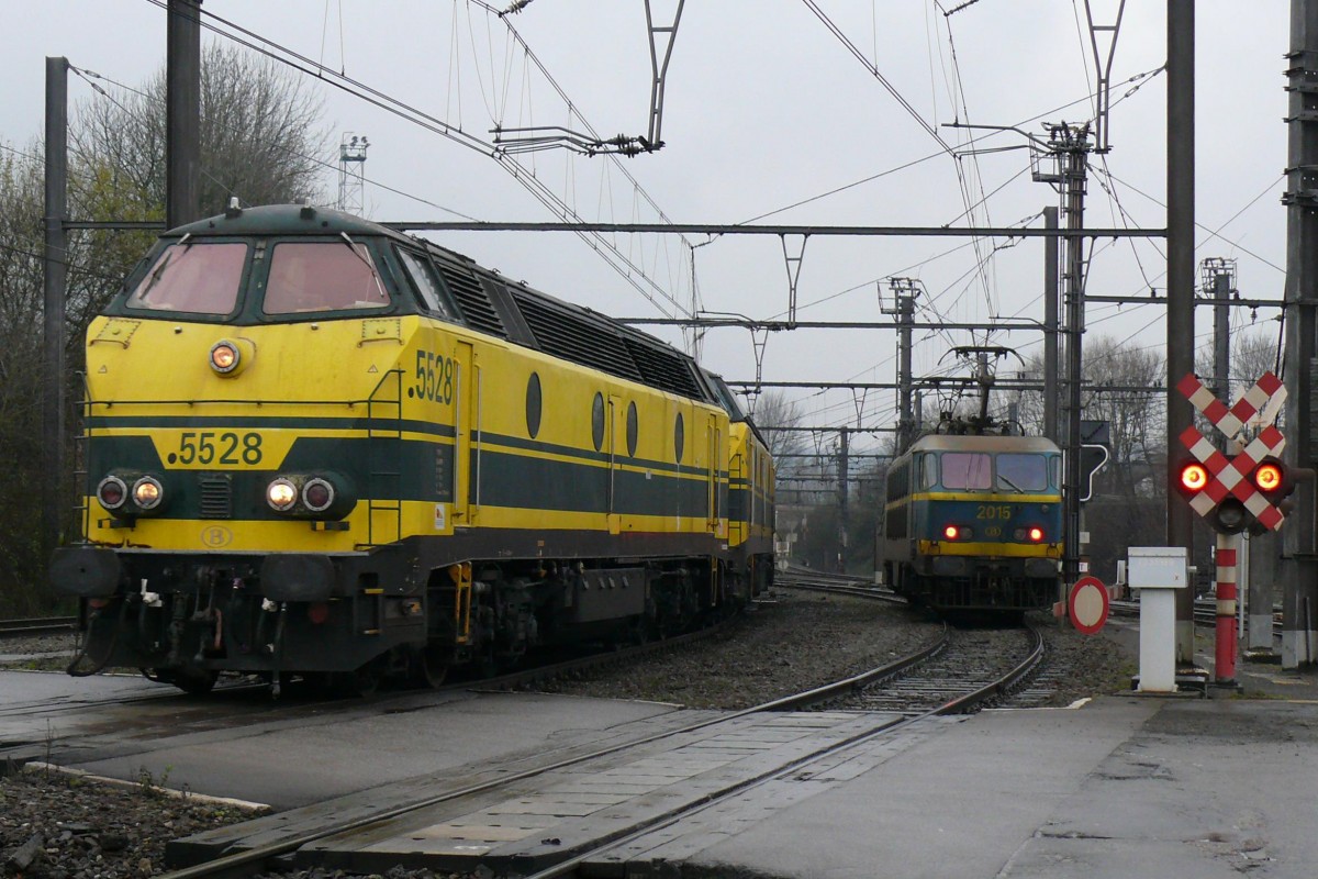 Während 5528 und Schwesterlok mit einem Güterzug in Montzen einfahren, rangiert 2015 auf dem Nebengleis. Aufgenommen am 06/12/2008.
