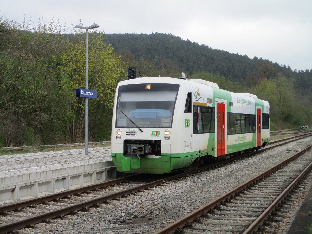 Während der 641 012 aus Katzhütte,am 25.April 2022,in Rottenbach eingetroffen war kam der EIB VT012 als Anschlußzug von Saalfeld an.Nach der Kreuzung mit dem Gegenzug fuhr der VT012 weiter nach Erfurt.