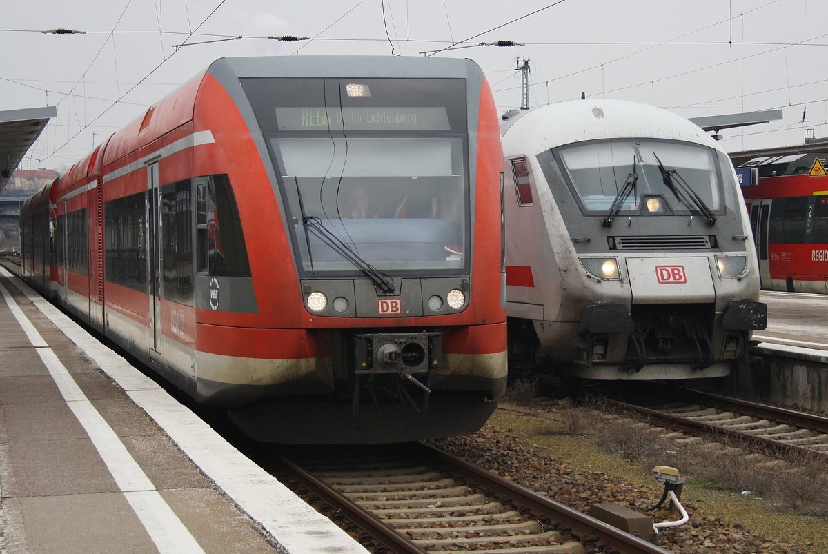 Während 646 003-3 und 646 012-4 als RE66 (RE5809) von Szczecin Glowny den Bahnhof Berlin Lichtenberg in Richtung Nöldnerplatz verlassen, schiebt sich daneben der IC2425 von Ostseebad Binz nach Berlin Südkreuz mit 101 052-9 ins Bild. (12.2.2017)
